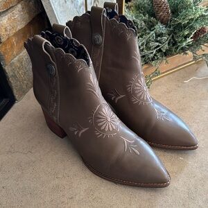 Light brown/Tan Seychelles booties 9 1/2